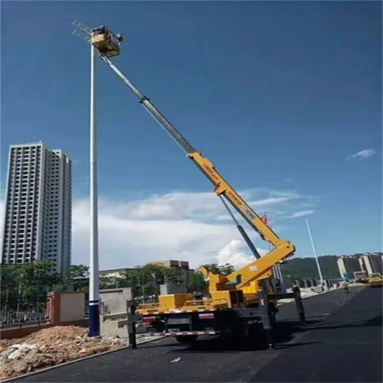 定城镇维修路灯的曲臂升降车出租